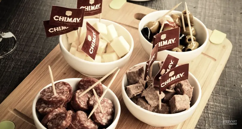 Planchette : fromage, saucisson et olives, piques aux couleurs de Chimay